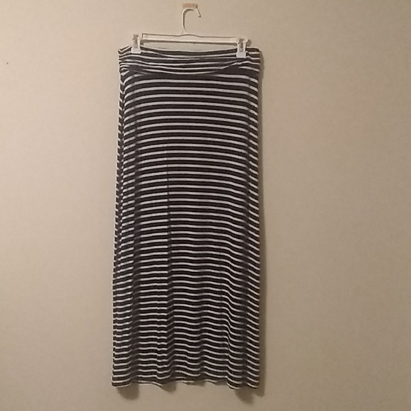 Dresses & Skirts - J.Crew Maxi Skirt black and white size medium 🌾